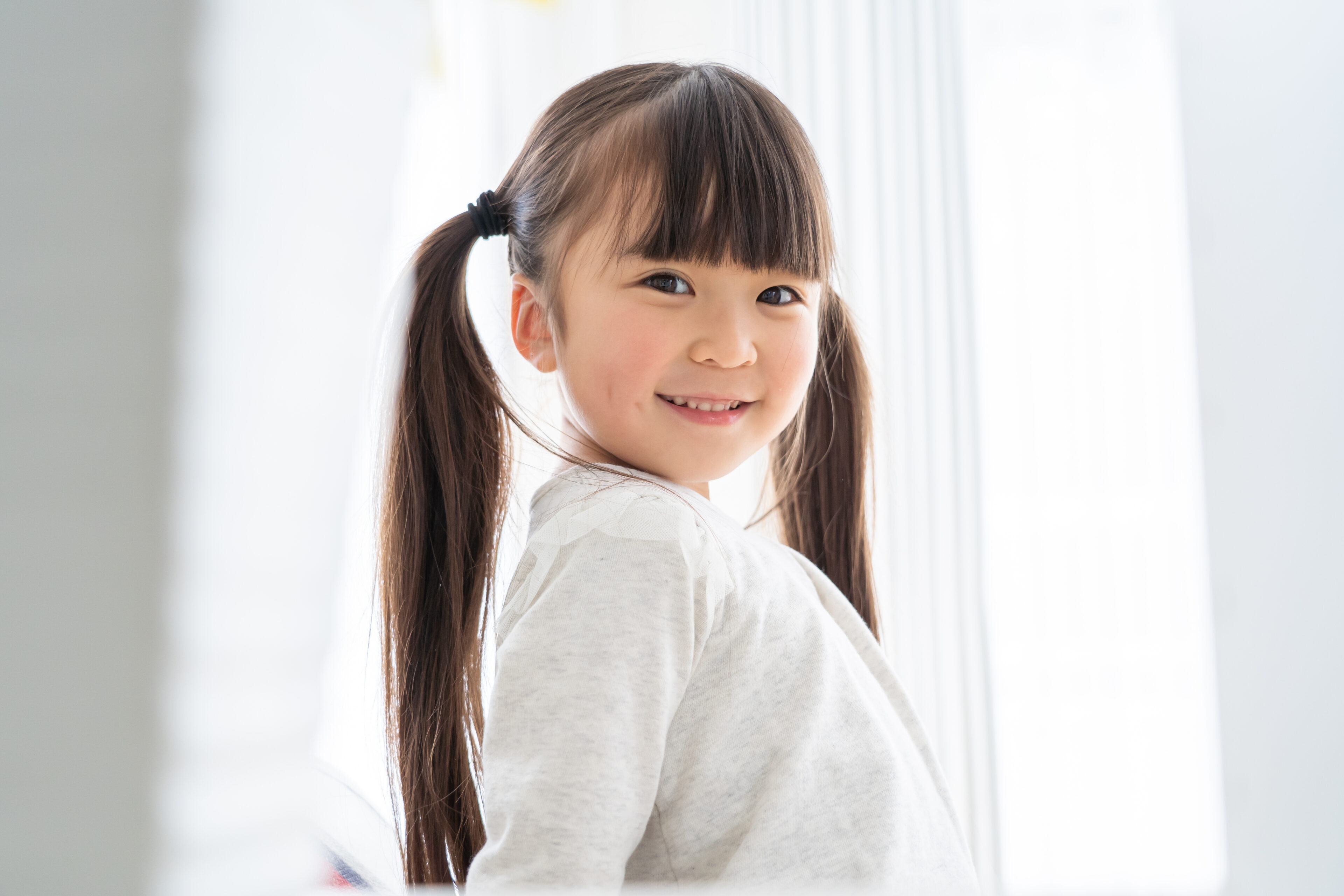 笑顔の子どもの写真_バストアップ